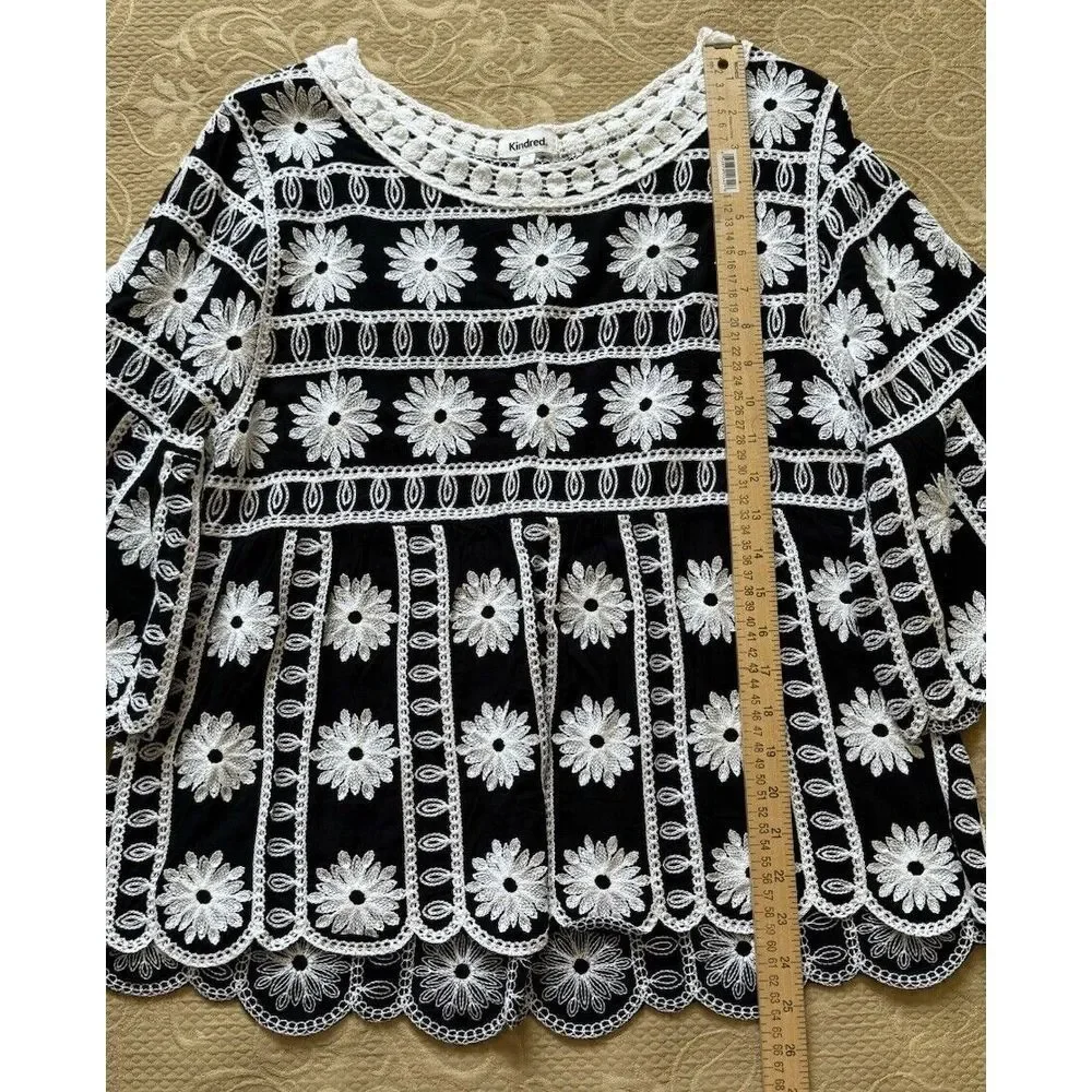 Kindred Women's Sz M Black White Scalloped Crochet‎ Embroidered Floral Top